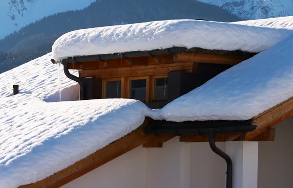 Berghaus vom Schnee bedeckt — Stockfoto