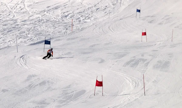 Skirennläuferin im Slalom — Stockfoto