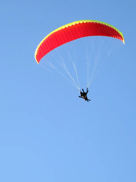 Skiër op de paraglider — Stockfoto