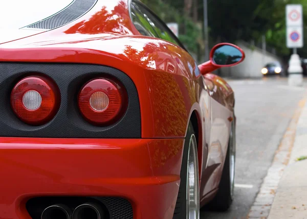 Luces traseras de un coche deportivo rojo — Foto de Stock