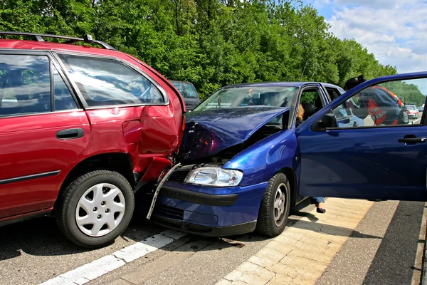 Auto-ongeluk op een snelweg — Stockfoto