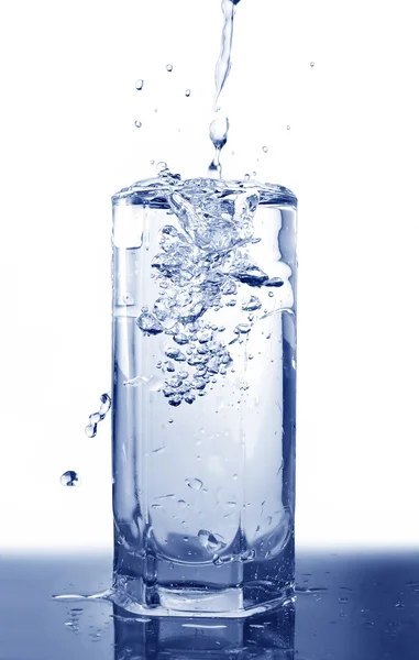 Wasser ins Glas gegossen — Stockfoto