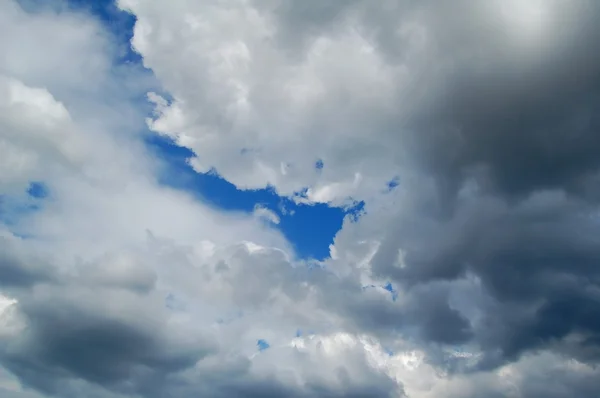 Белые грозовые облака в голубом небе — стоковое фото