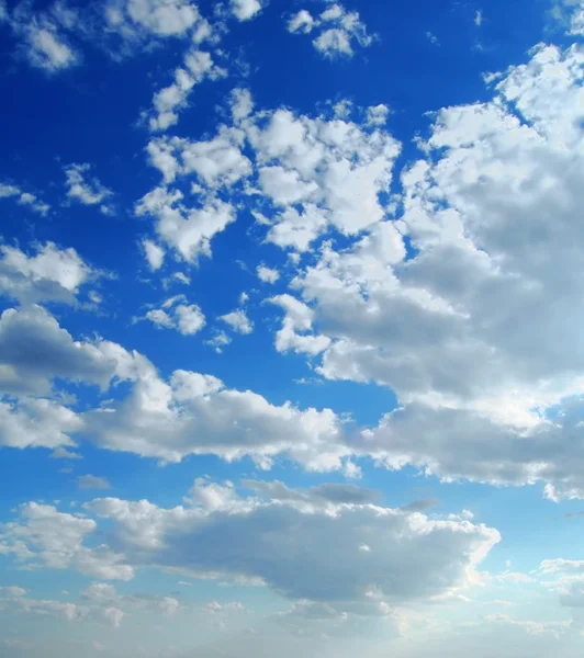 Nubes blancas en el cielo azul — Foto de Stock