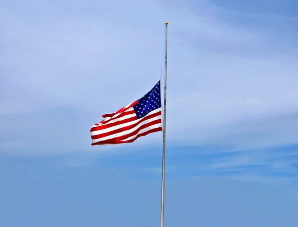Americká vlajka na půl žerdi Stock Snímky
