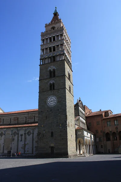 在大教堂广场，皮斯托亚的钟塔 — 图库照片