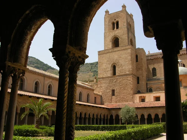 Monastero dei monaci benedettini sulla sicilia — Foto Stock