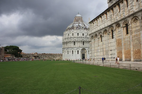 Pisa - florentské katedrály a křtitelnice — Stock fotografie