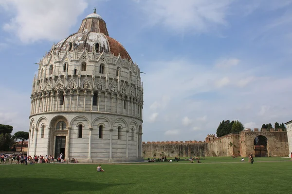 Pisa - Taufkapelle auf dem Feld des Wunders lizenzfreie Stockfotos