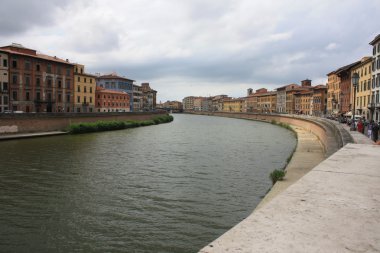 pisa ve arno Nehri