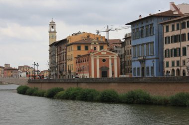 pisa ve arno Nehri
