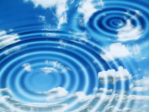 Water rimpelingen met wolken weerspiegeld — Stockfoto