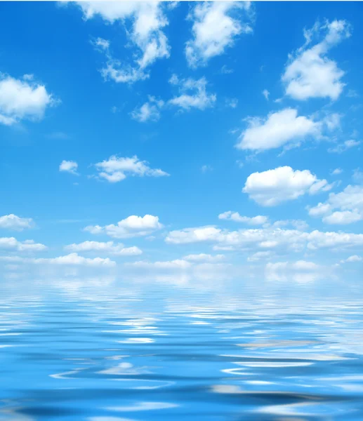 Blue sky with water reflection — Stock Photo, Image