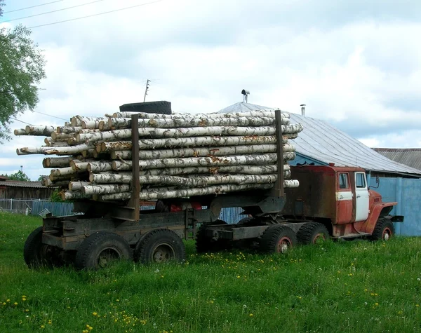 Caminhão com madeira — Fotografia de Stock