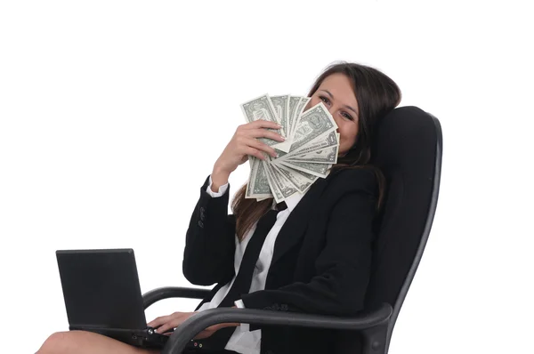 Lány witn netbook és a pénz a szék — Stock Fotó