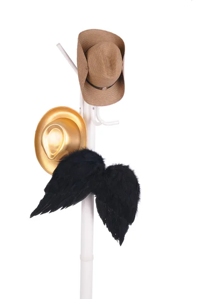 şapka ve bir raf üzerinde kanatları