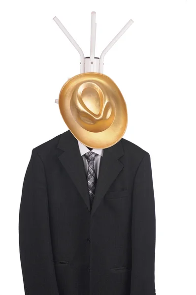 bir raf üzerinde şapka ile gayri resmi elbise