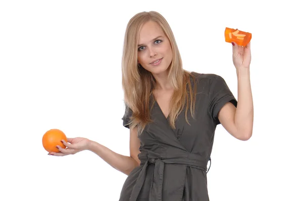 Девушка с мылом и апельсином — стоковое фото