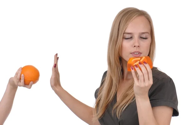 Девушка с мылом и апельсином — стоковое фото
