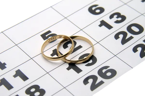 Dois anel de casamento em um calendário — Fotografia de Stock