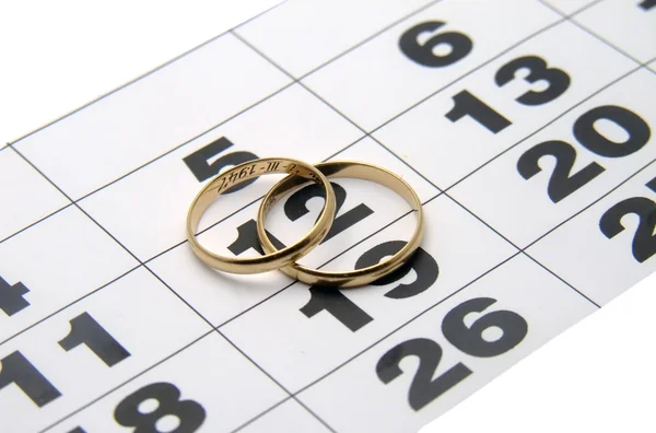 Δύο γαμήλιο δαχτυλίδι σε ένα ημερολόγιο — Stockfoto