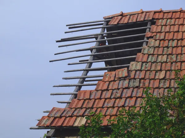 오래 된 안정 된 지붕 아래로 착용 — 스톡 사진
