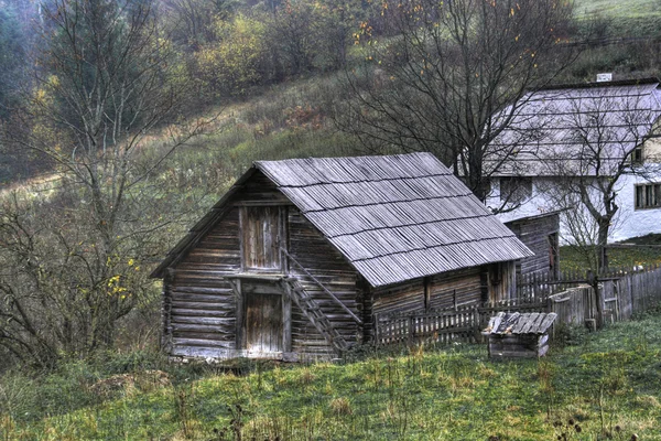 山の牧草地に木造の小屋 — ストック写真