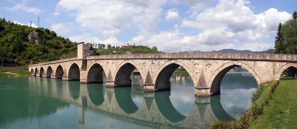 Gamla otoman överbryggar över floden drina — Stockfoto