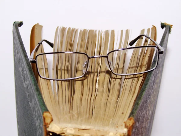 Óculos em livro aberto — Fotografia de Stock