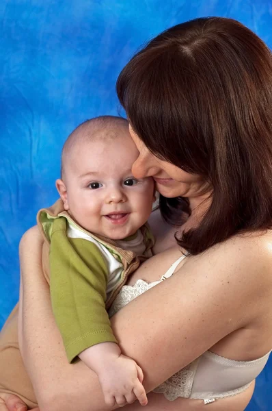 Moeder glimlach op haar kind — Stockfoto