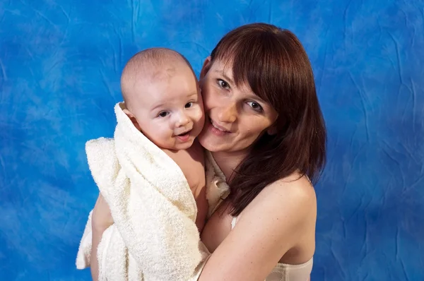 Мать и ребенок после ванны — стоковое фото