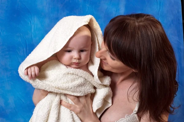 Anya és a gyermek után a fürdő — Stock Fotó