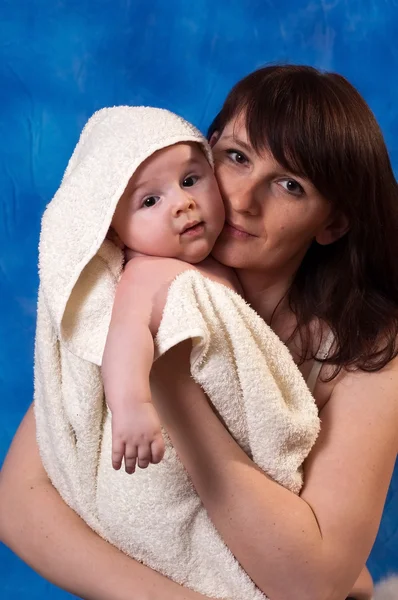 Mãe e a criança após o banho — Fotografia de Stock