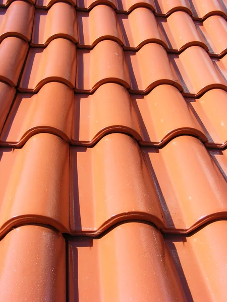 Kırmızı kırmızı kiremit çatı — Stok fotoğraf