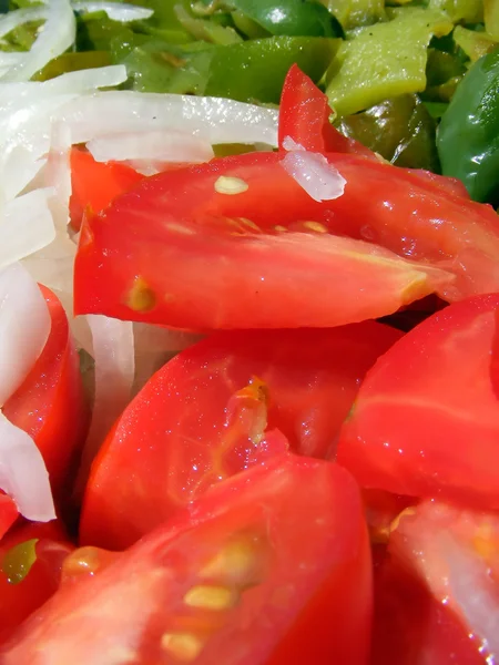 Mix sallad - röda tomater lök och grönt — Stockfoto