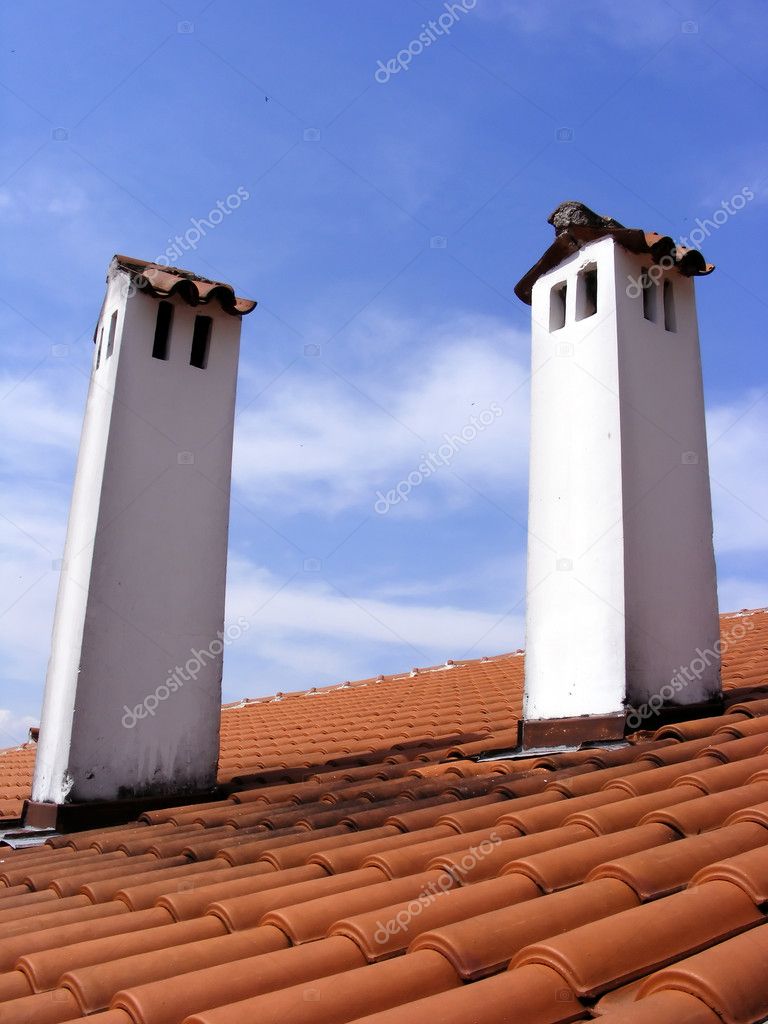 Chimenea con techo antiguo en segundo plano y nubes — Foto de stock