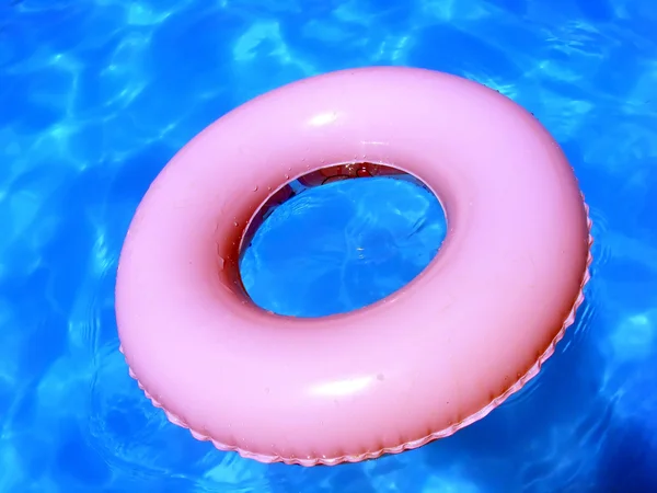 Zoete zwemmen ring in blauwe zwembad — Stockfoto