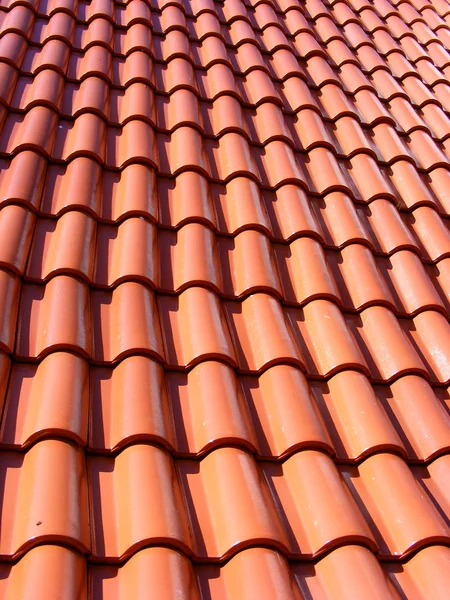 Kırmızı kırmızı kiremit çatı — Stok fotoğraf