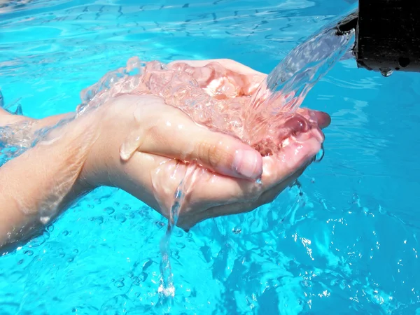 Zwei Hände Schröpfen Wasser — Stockfoto