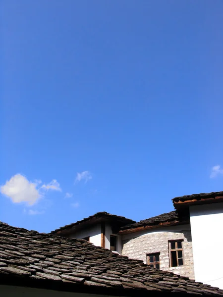 Stenen tegels dak en blauwe hemel — Stockfoto