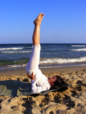 Yoga yaparken genç kız