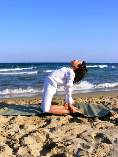 Chica joven haciendo yoga - abstracto — Foto de Stock