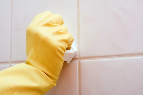 Lavando la pared del baño — Foto de Stock