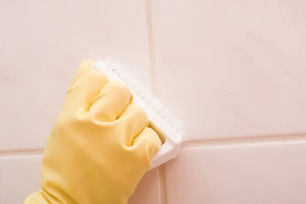 Lavando la pared del baño — Foto de Stock
