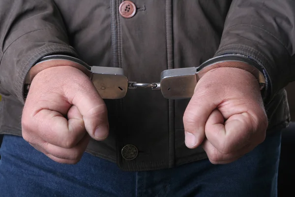 Заарештований чоловік з наручниками — стокове фото