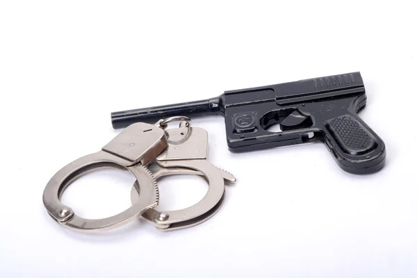 Gun with handcuff — Stock Photo, Image