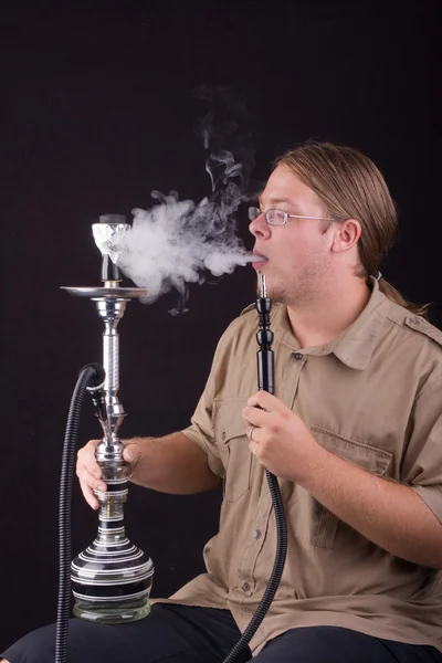 Young man smoking hookah — Stock Photo, Image