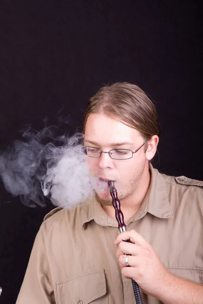 Young man smoking hookah — Stock Photo, Image