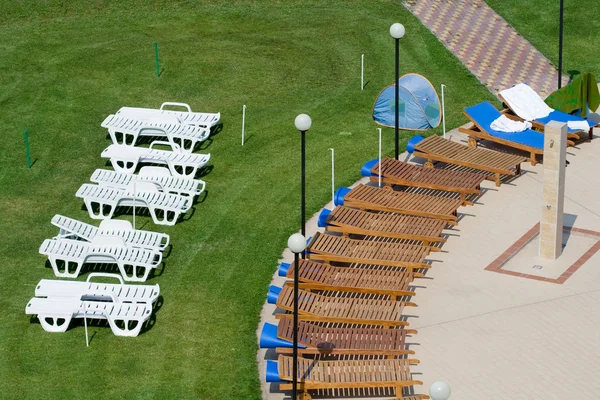 Chairs in hotel park — Stock Photo, Image