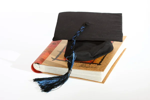 Graduate cap with book — Stock Photo, Image